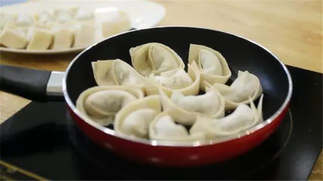 [餐飲加盟連鎖]餛飩這么吃太有創(chuàng)意了，鮮香酥脆，滿滿的驚喜